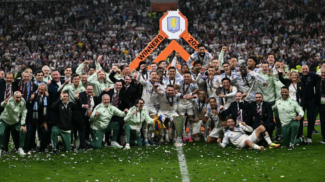 Equipo celebrando la victoria con trofeo en el estadio Equipo celebrando la victoria con trofeo en el estadio