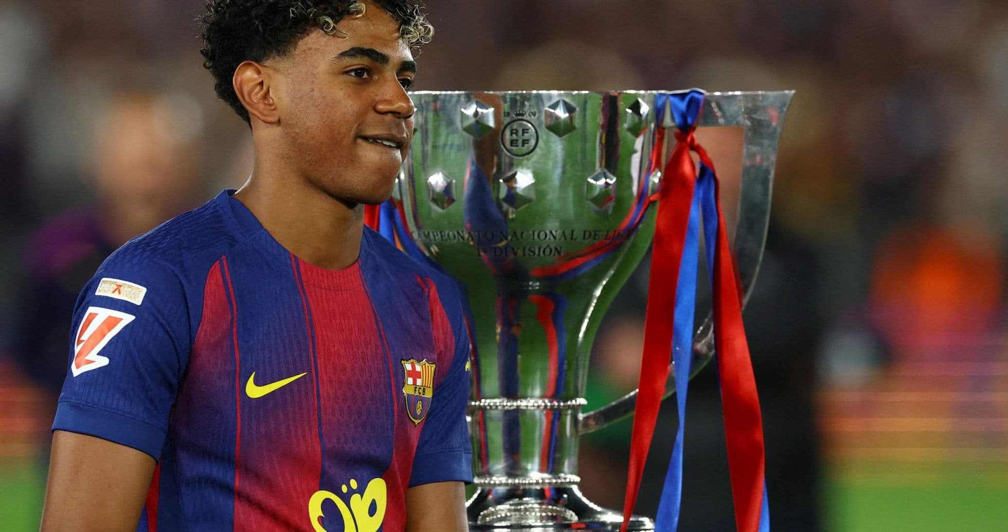 Jugador del Barcelona con trofeo después del partido Jugador del Barcelona con trofeo después del partido