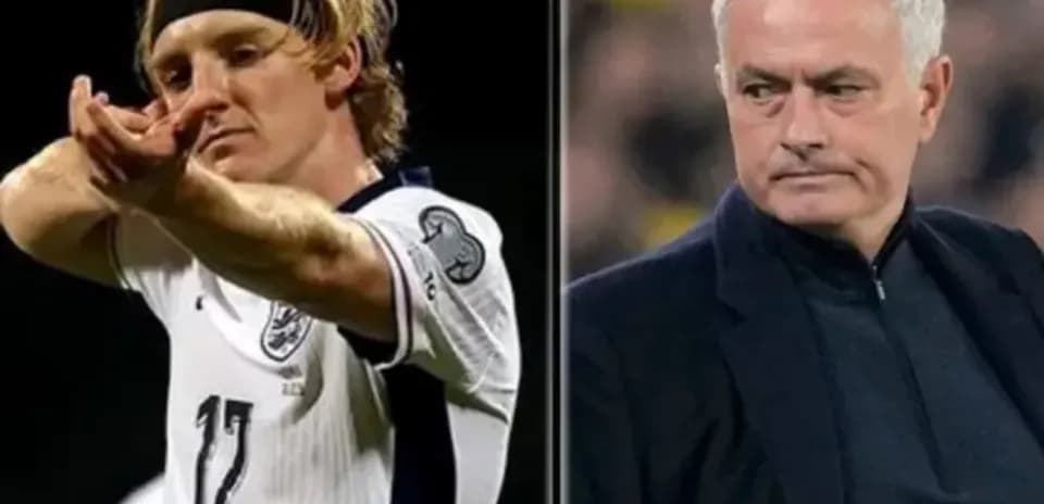 Jugador señalando hacia la tribuna y entrenador observando Jugador señalando hacia la tribuna y entrenador observando