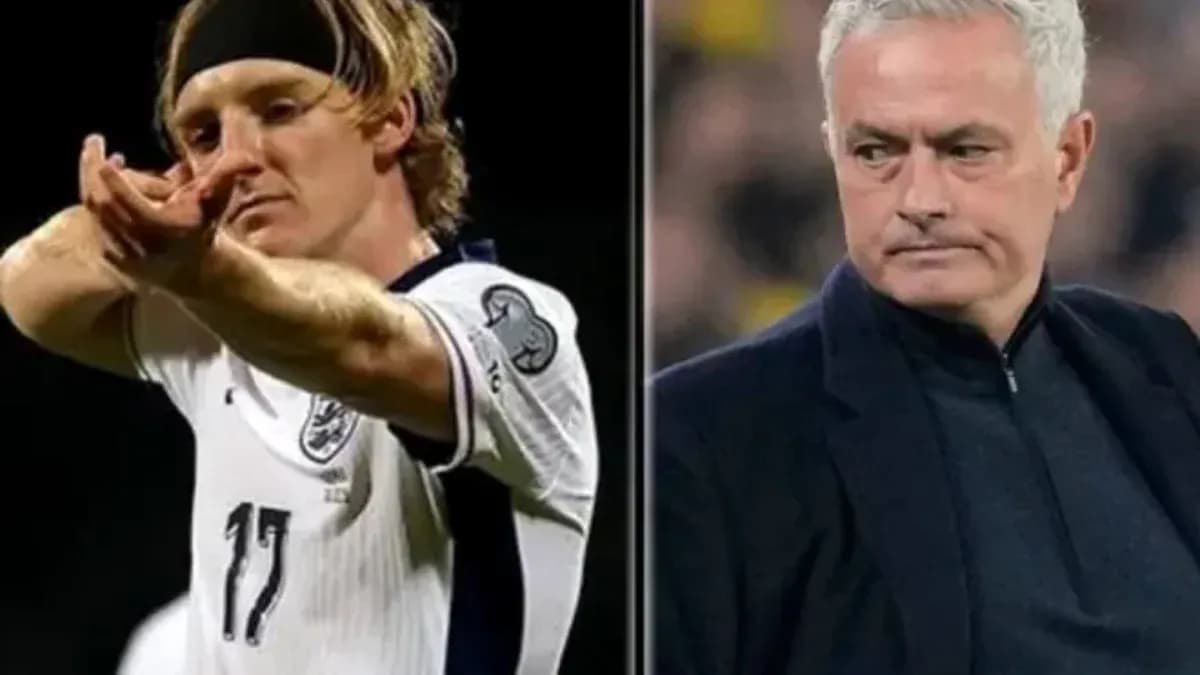 Jugador señalando hacia la tribuna y entrenador observando Jugador señalando hacia la tribuna y entrenador observando