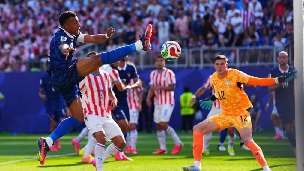 Jugador chutando el balón en el área de penalti Jugador chutando el balón en el área de penalti