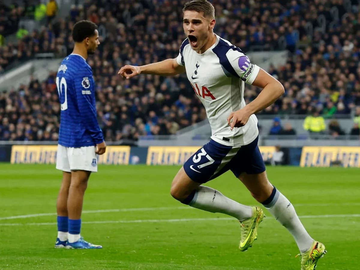 Jugador de Tottenham celebra un gol contra Everton Jugador de Tottenham celebra un gol contra Everton