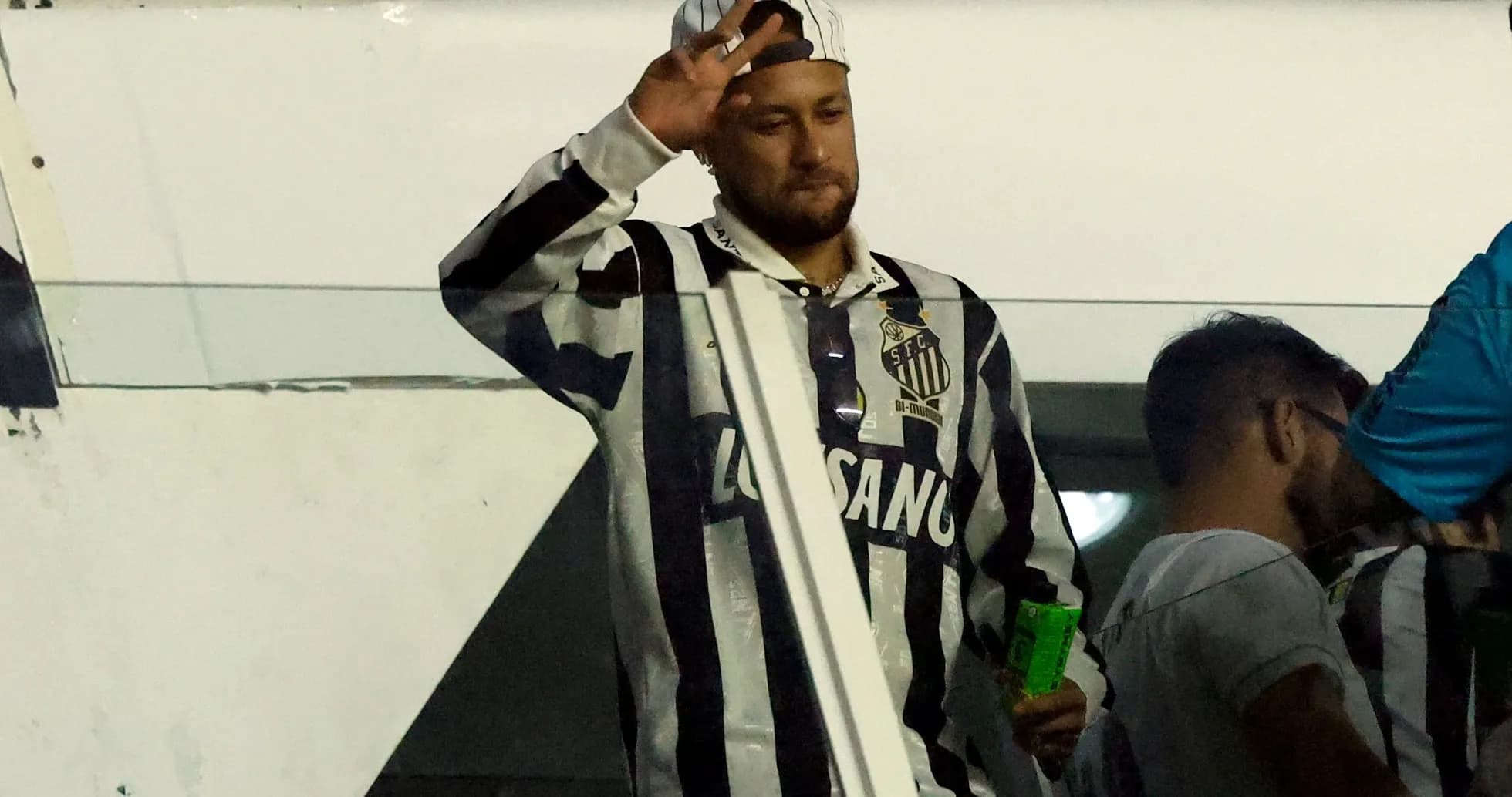 Jugador saludando desde la grada en partido Jugador saludando desde la grada en partido