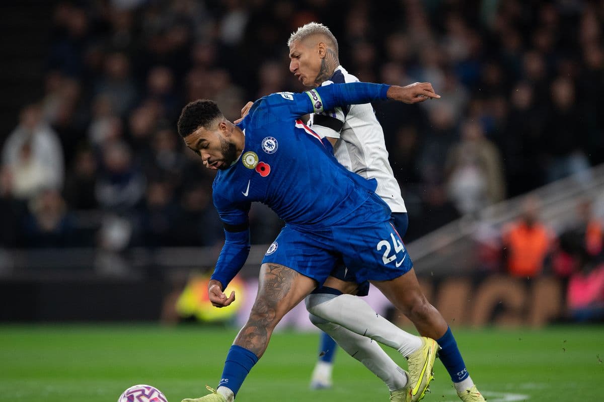 Jugador de Chelsea enfrentando a rival de Tottenham Jugador de Chelsea enfrentando a rival de Tottenham