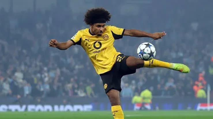 Jugador de Borussia Dortmund disparando el balón Jugador de Borussia Dortmund disparando el balón
