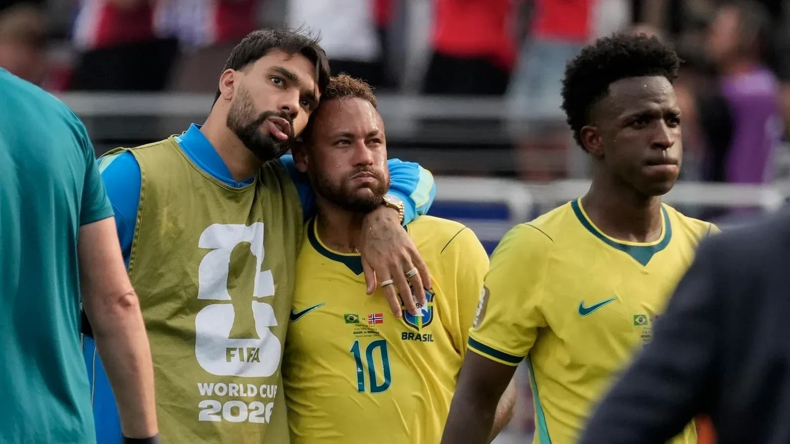 Jugadores de Brasil en el banquillo tras partido Jugadores de Brasil en el banquillo tras partido
