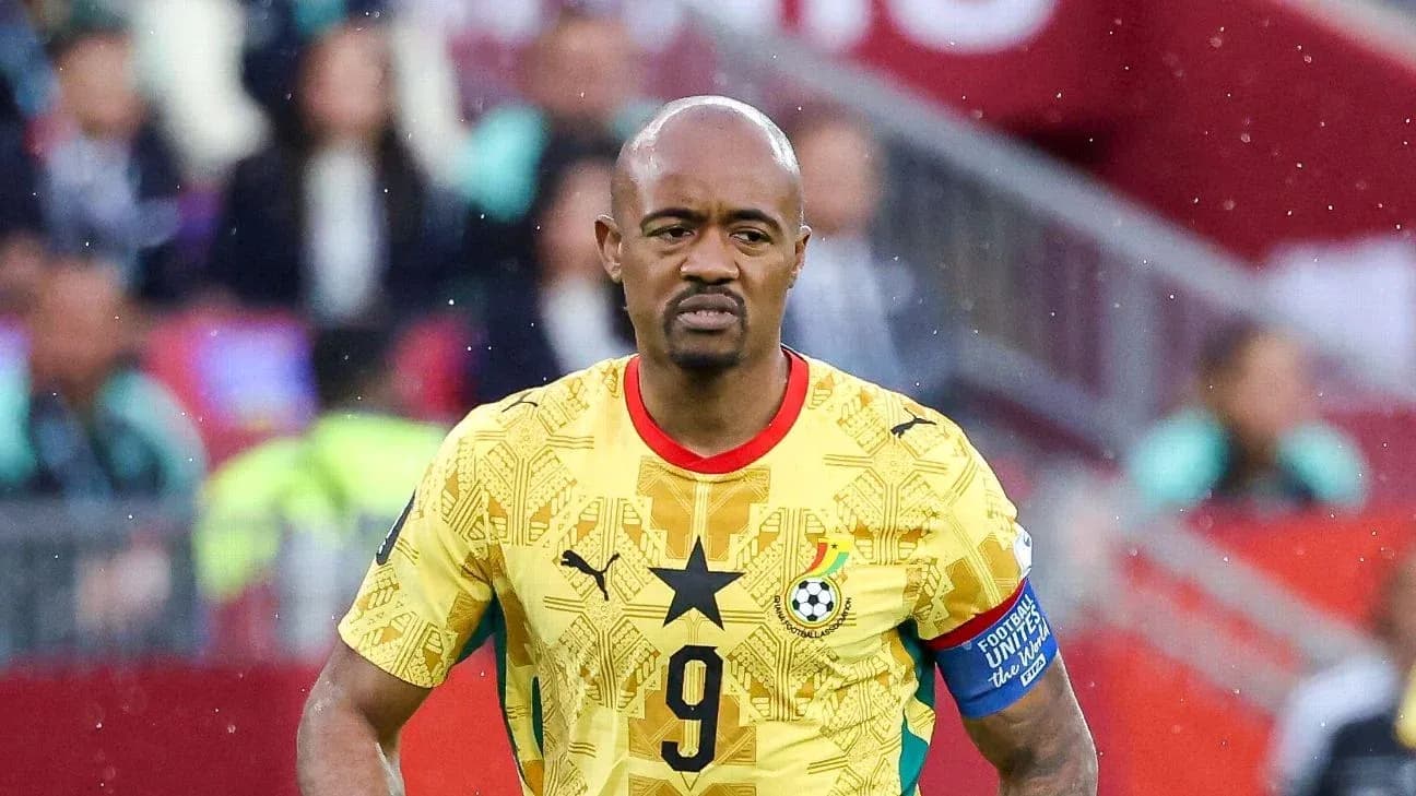 Jugador de Ghana con camiseta amarilla en el campo Jugador de Ghana con camiseta amarilla en el campo