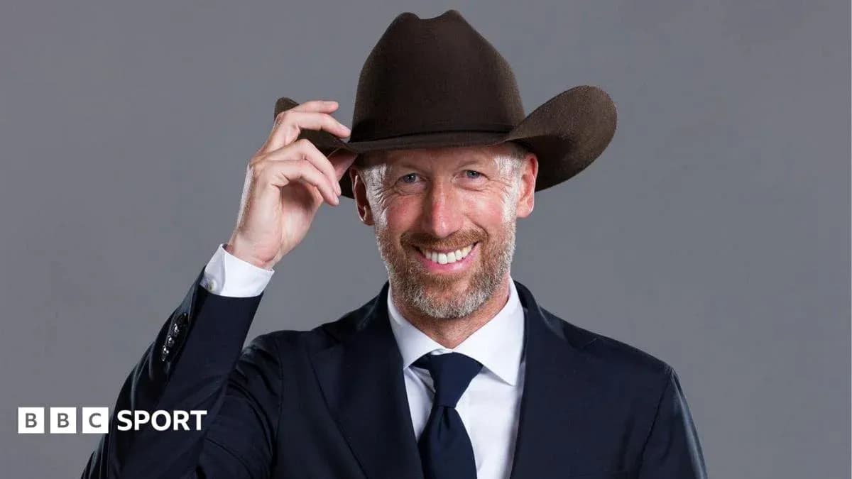 Hombre con sombrero vaquero y traje formal Hombre con sombrero vaquero y traje formal