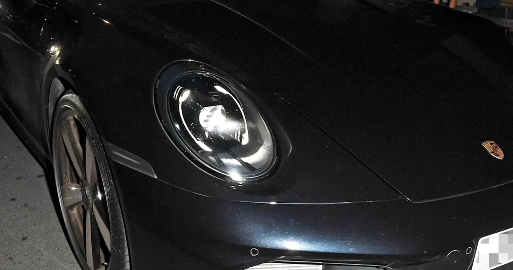 Dos personas dentro de un Porsche negro en la noche Dos personas dentro de un Porsche negro en la noche