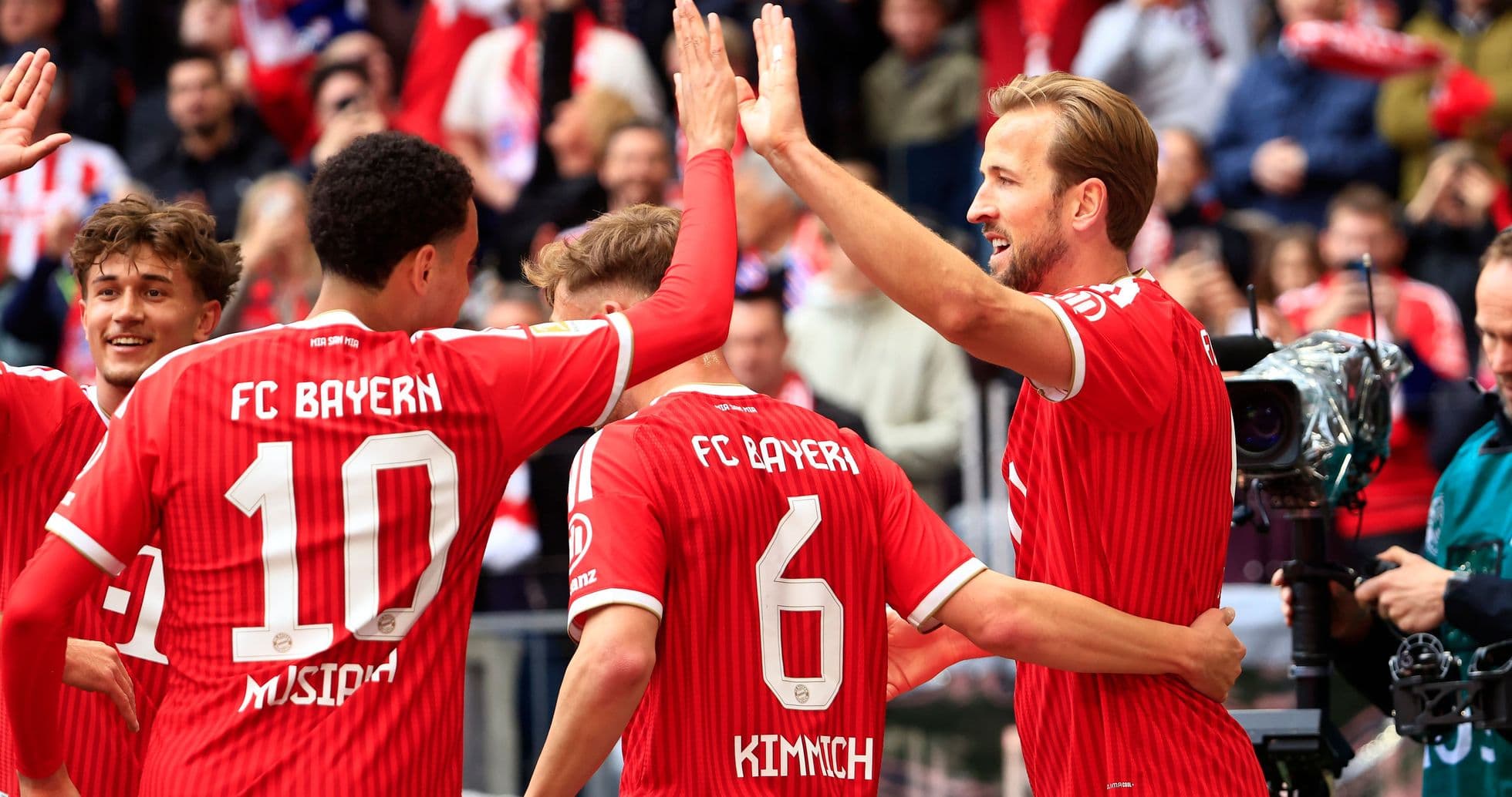 Jugadores de FC Bayern celebrando un gol juntos Jugadores de FC Bayern celebrando un gol juntos