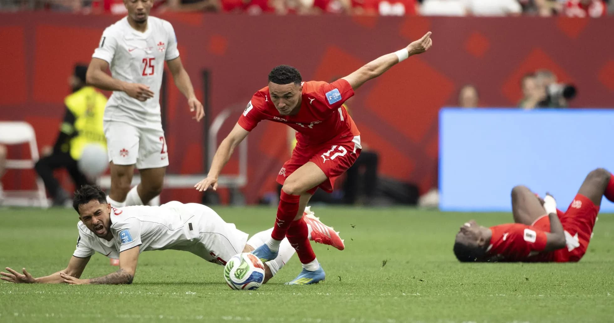 Jugador suizo esquivando a un oponente caído Jugador suizo esquivando a un oponente caído