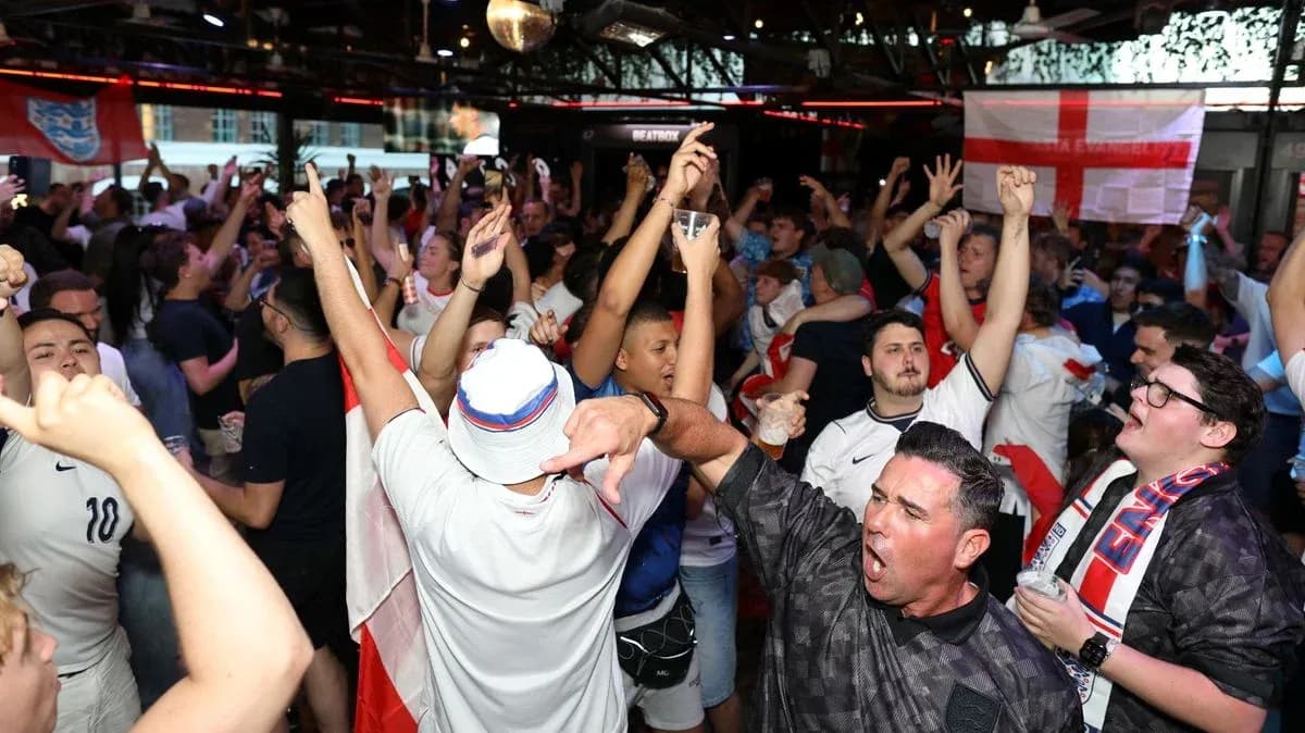 Aficionados de Inglaterra celebrando en bar deportivo Aficionados de Inglaterra celebrando en bar deportivo
