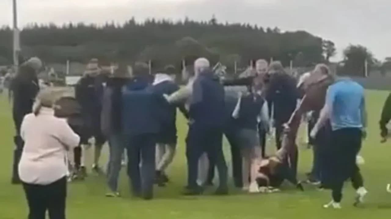 Multitud de personas en un campo de fútbol Multitud de personas en un campo de fútbol