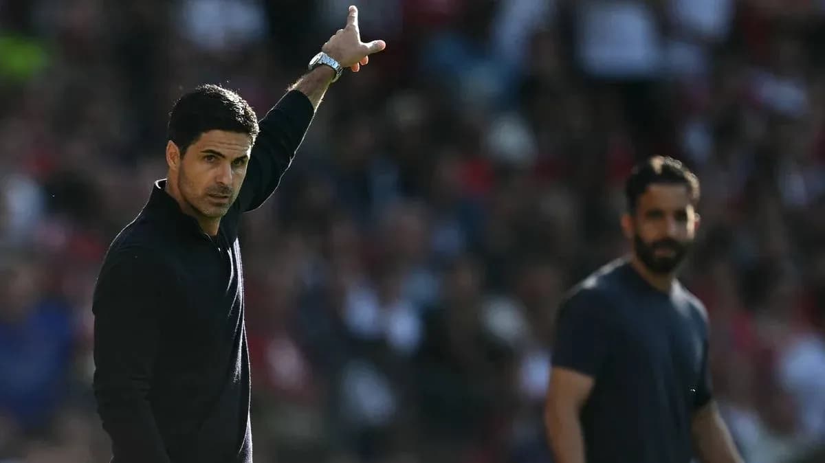 Entrenador señalando instrucciones durante el partido Entrenador señalando instrucciones durante el partido
