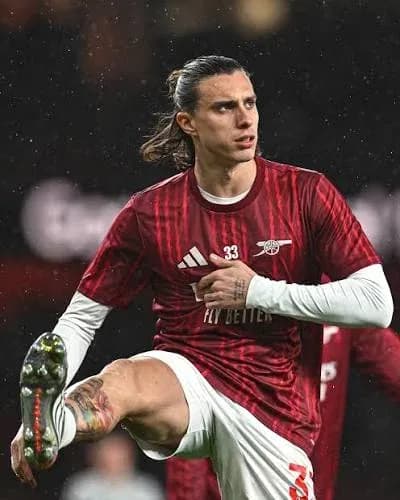 Jugador de Arsenal realizando un calentamiento en el campo Jugador de Arsenal realizando un calentamiento en el campo