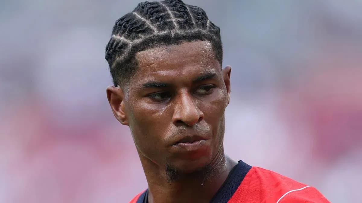 Jugador con peinado trenzado en uniforme rojo Jugador con peinado trenzado en uniforme rojo