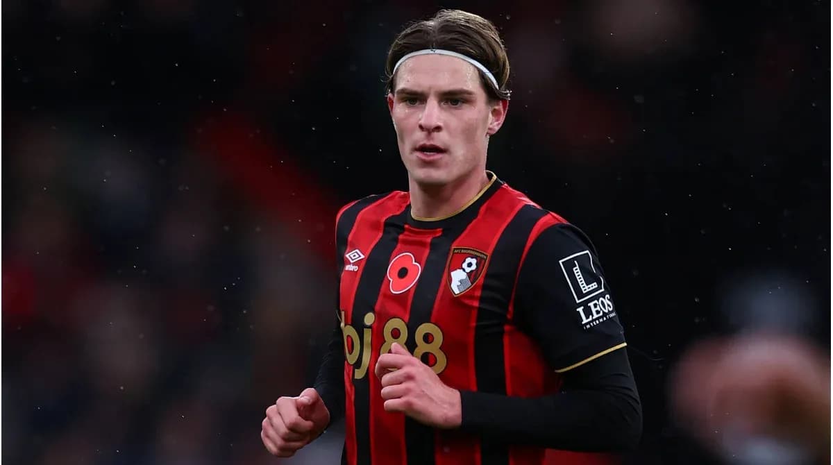 Jugador de AFC Bournemouth en acción durante partido Jugador de AFC Bournemouth en acción durante partido