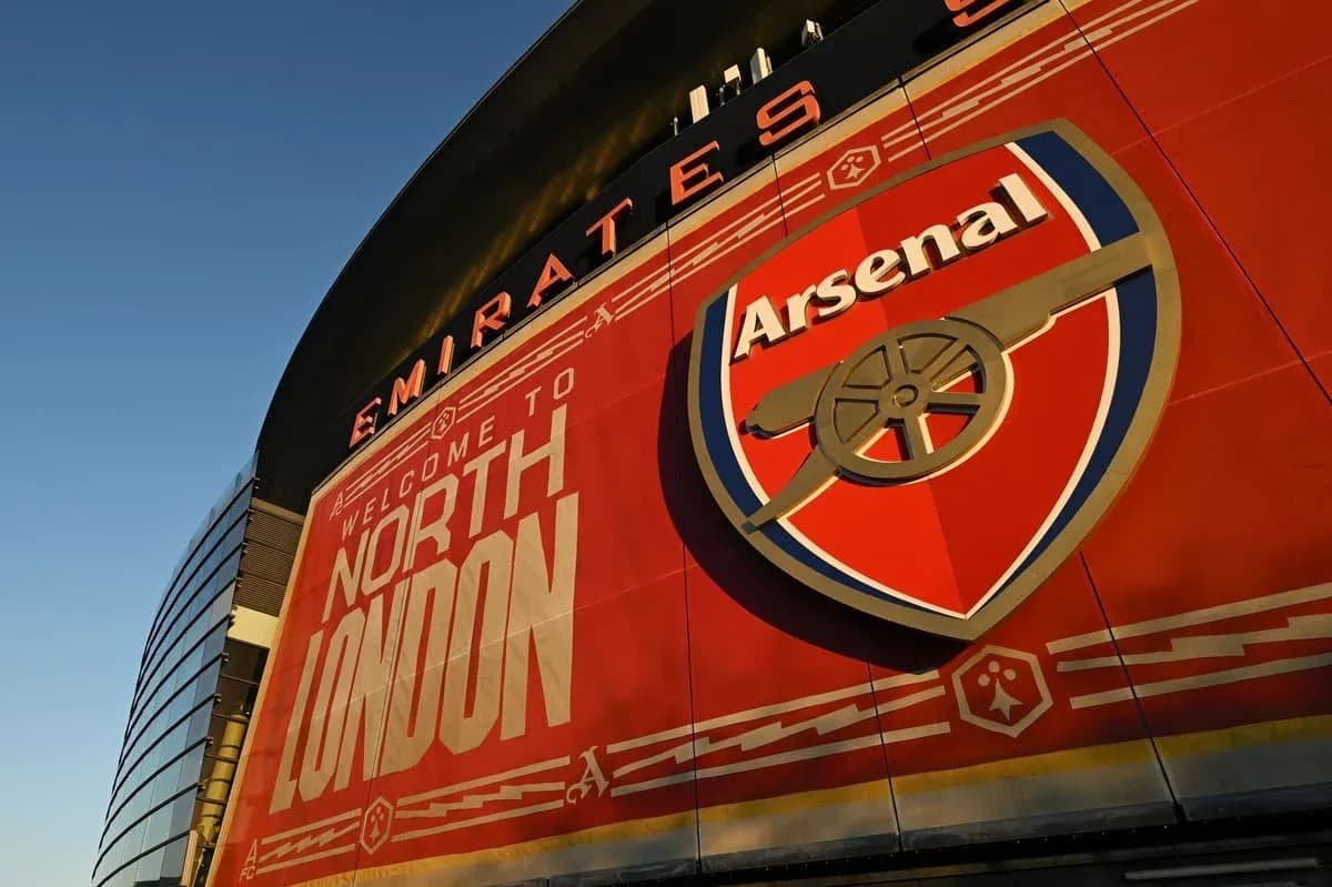 Fachada del Emirates Stadium con logo de Arsenal Fachada del Emirates Stadium con logo de Arsenal