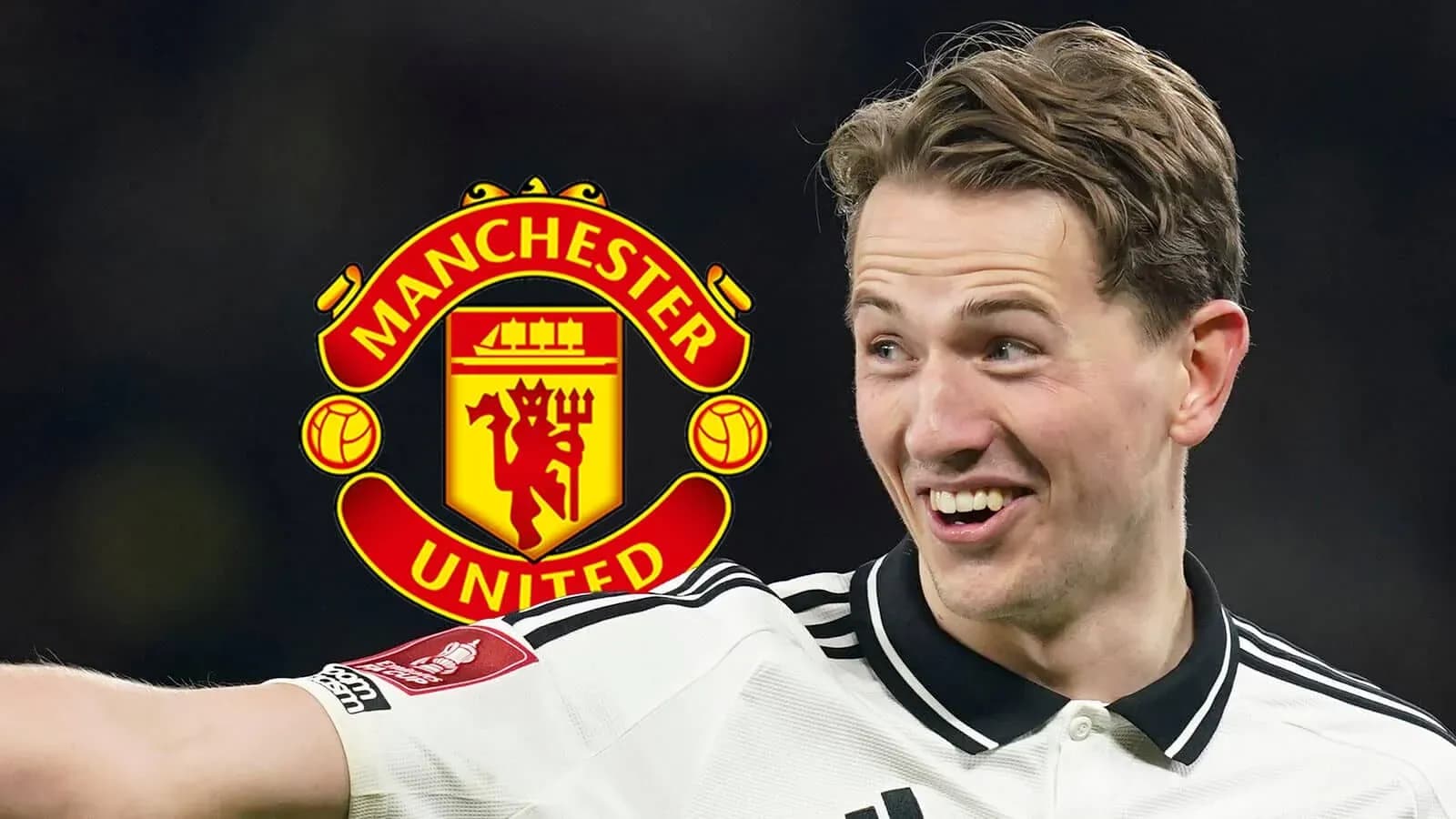 Jugador sonriente con logo de Manchester United Jugador sonriente con logo de Manchester United