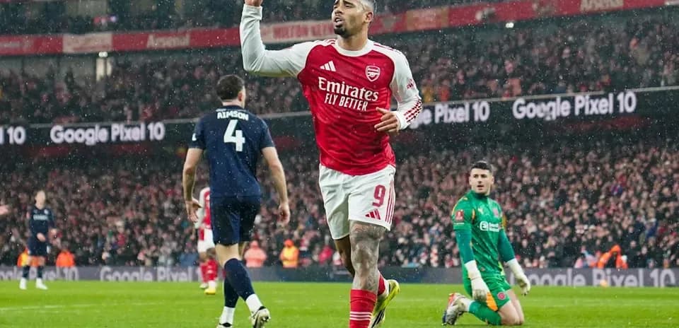Jugador de Arsenal celebra un gol en el campo Jugador de Arsenal celebra un gol en el campo