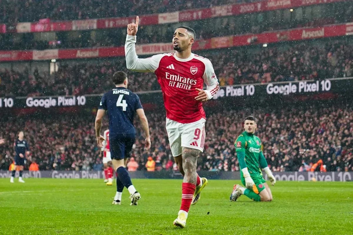 Jugador de Arsenal celebra un gol en el campo Jugador de Arsenal celebra un gol en el campo