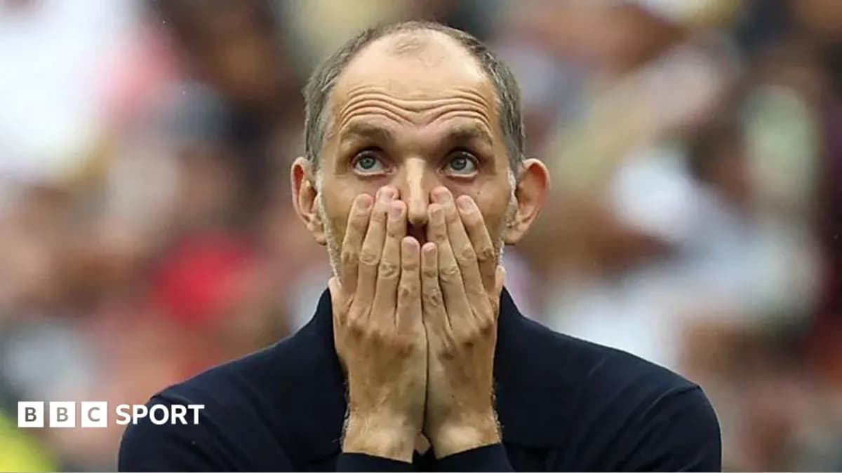 Entrenador con manos en la cara durante el partido Entrenador con manos en la cara durante el partido