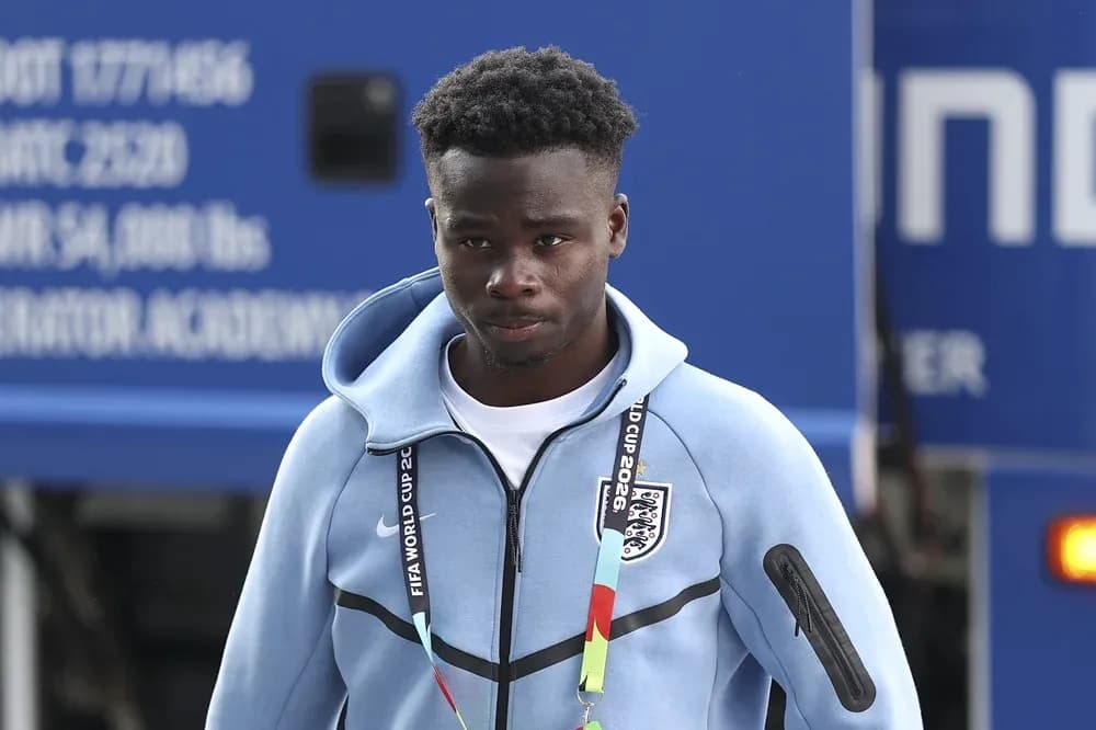 Jugador saliendo de un vehículo con uniforme de Inglaterra Jugador saliendo de un vehículo con uniforme de Inglaterra