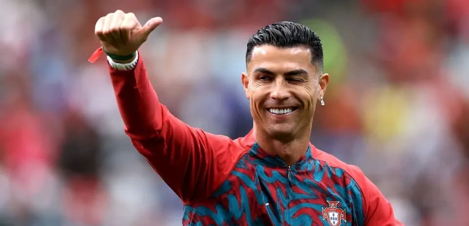 Cristiano Ronaldo saludando durante calentamiento Cristiano Ronaldo saludando durante calentamiento