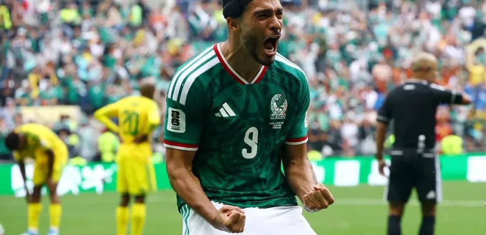 Jugador mexicano celebrando un gol en el partido Jugador mexicano celebrando un gol en el partido