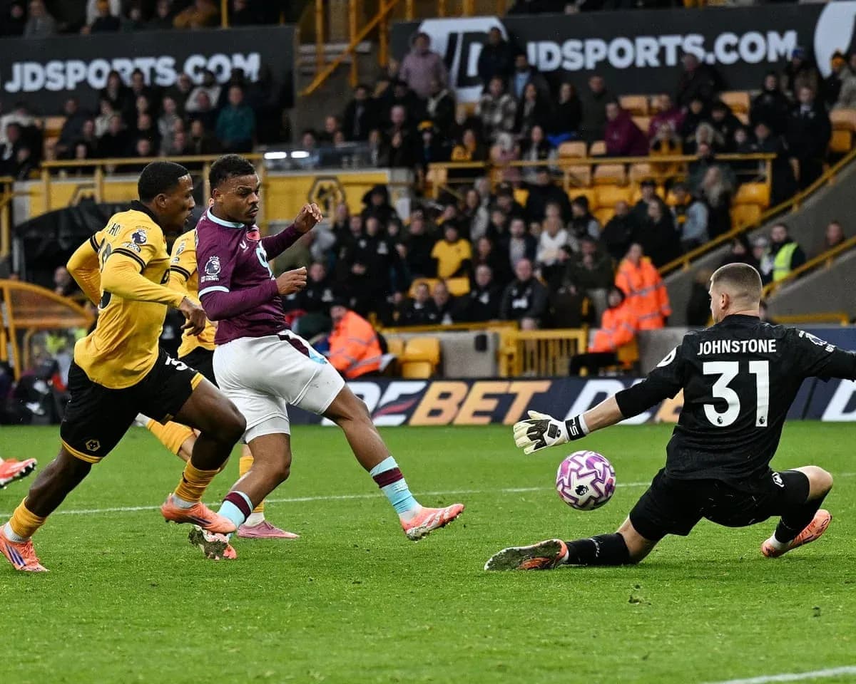 Jugador de Burnley intentando marcar gol Jugador de Burnley intentando marcar gol