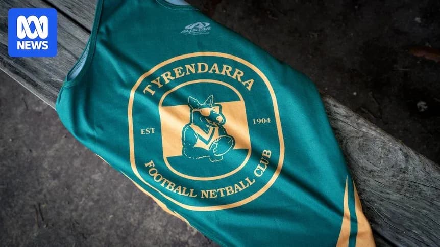 Uniform del Tyrendarra Football Netball Club sobre una mesa Uniform del Tyrendarra Football Netball Club sobre una mesa