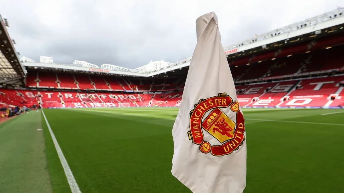Esquina del campo en Old Trafford con bandera Esquina del campo en Old Trafford con bandera