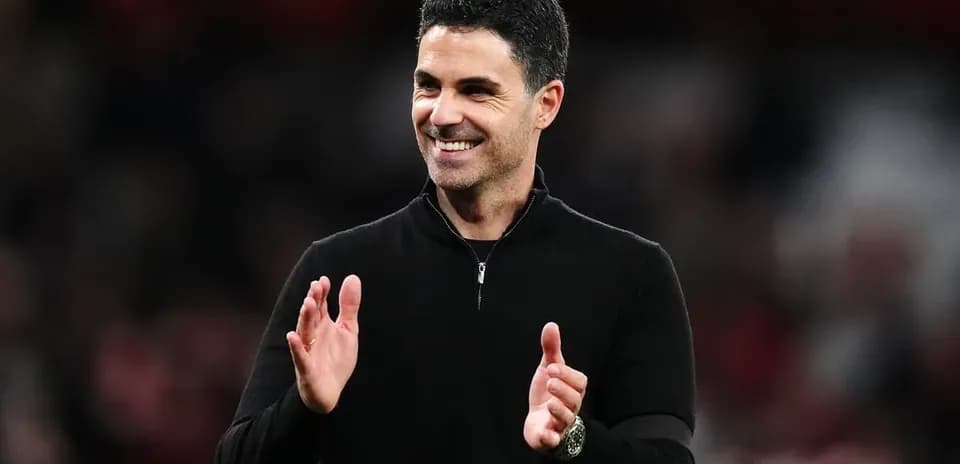 Entrenador aplaudiendo durante un partido Entrenador aplaudiendo durante un partido