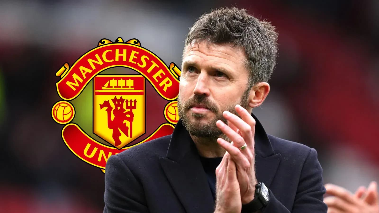 Entrenador aplaudiendo frente al logo de Manchester United Entrenador aplaudiendo frente al logo de Manchester United