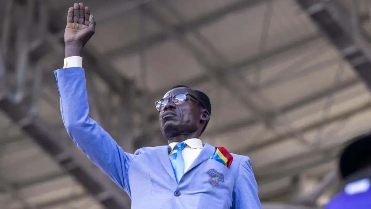 Conoce a Lumumba Vea, el icónico fanático de la RDC que siempre está de pie en los partidos del Mundial Conoce a Lumumba Vea, el icónico fanático de la RDC que siempre está de pie en los partidos del Mundial